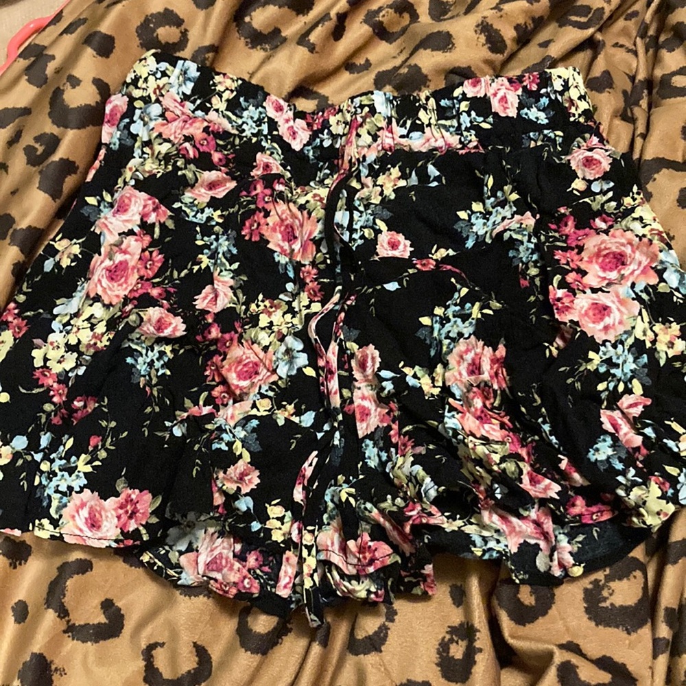 Floral flows shorts
